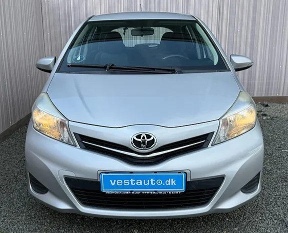 Toyota Yaris 2011 photo 2