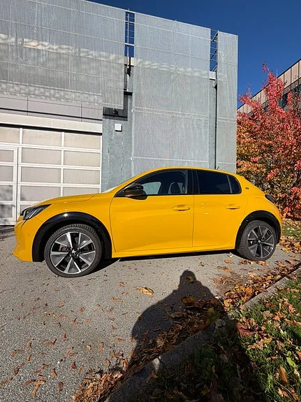 Peugeot E-208 2022 photo 2