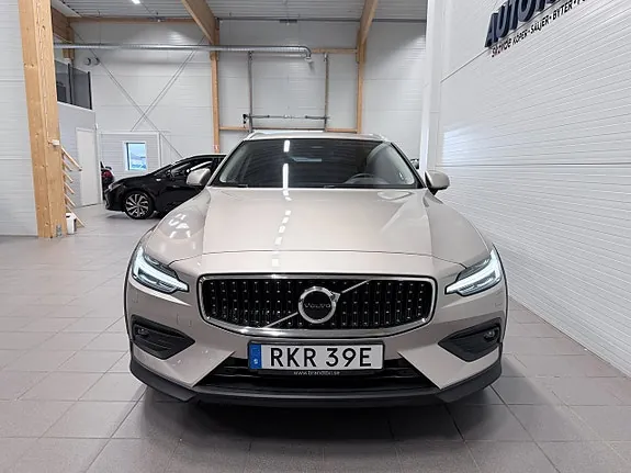 Volvo V60 Cross Country 2023 photo 2