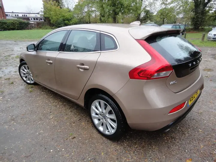 Volvo V40 2012 photo 3