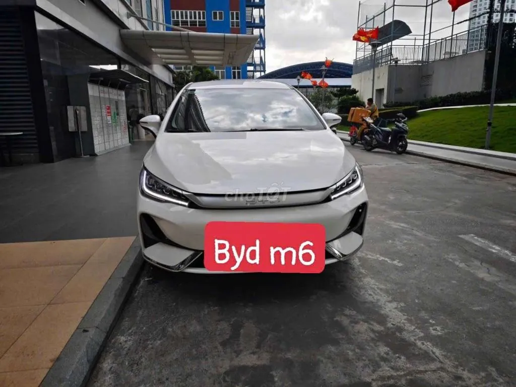 BYD M6