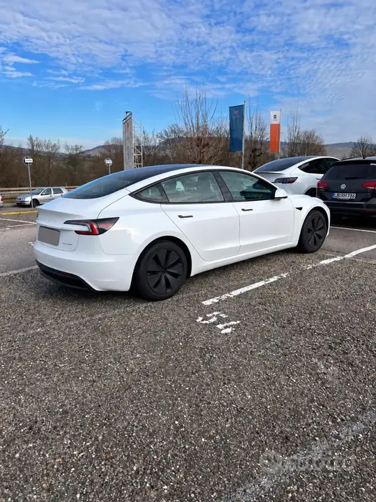Tesla Model 3 2023 photo 3