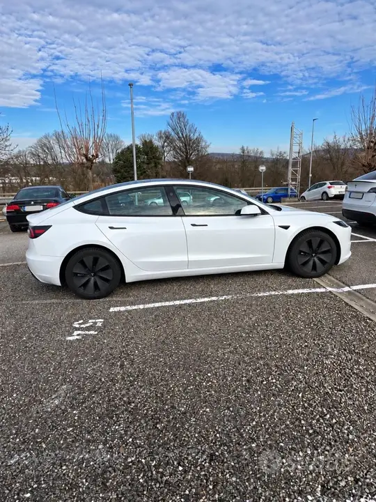Tesla Model 3 2023 photo 4
