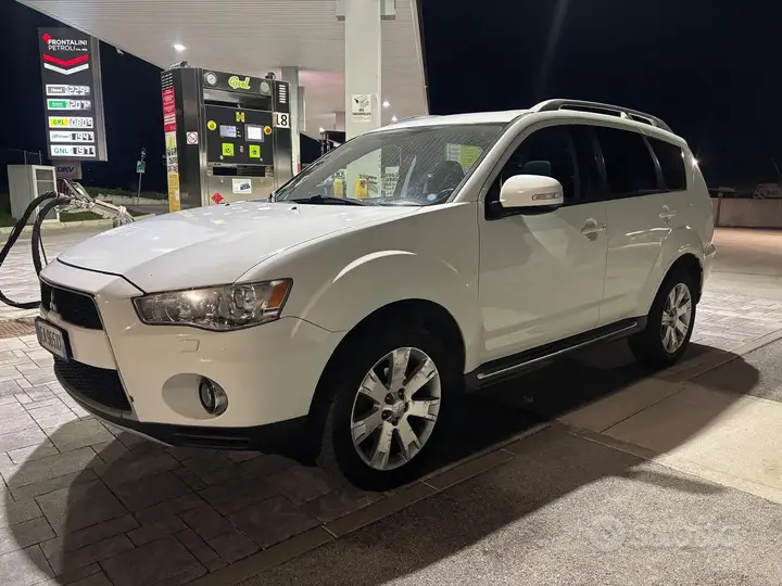 Mitsubishi Outlander 2010 photo 2