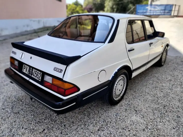 Saab 900