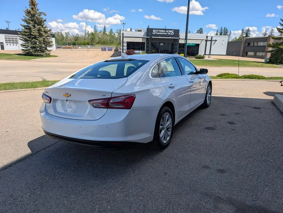 Chevrolet Malibu 2021 photo 2