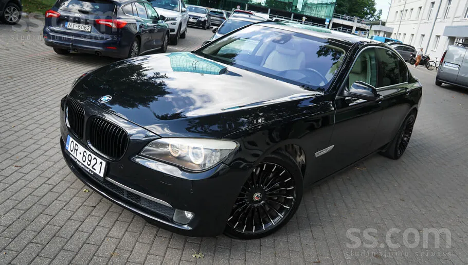BMW 7 Series 2011 photo 2