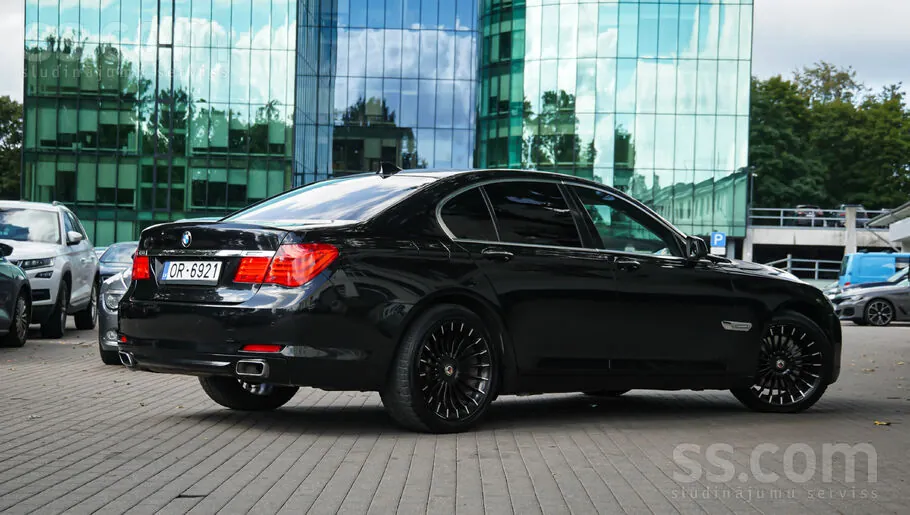 BMW 7 Series 2011 photo 5