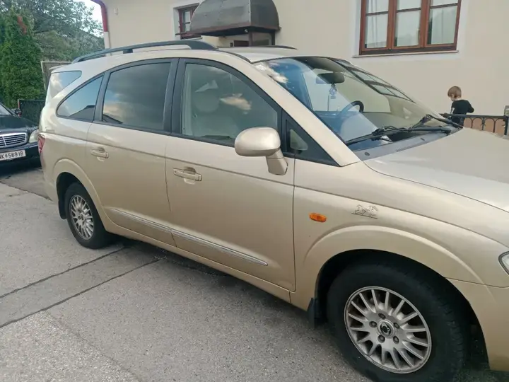 KG Mobility Rodius 2006 photo 2