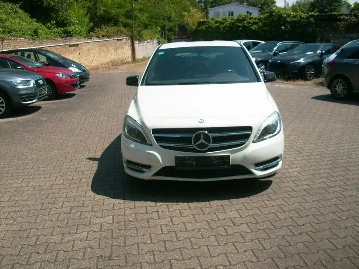 Mercedes-Benz B 180