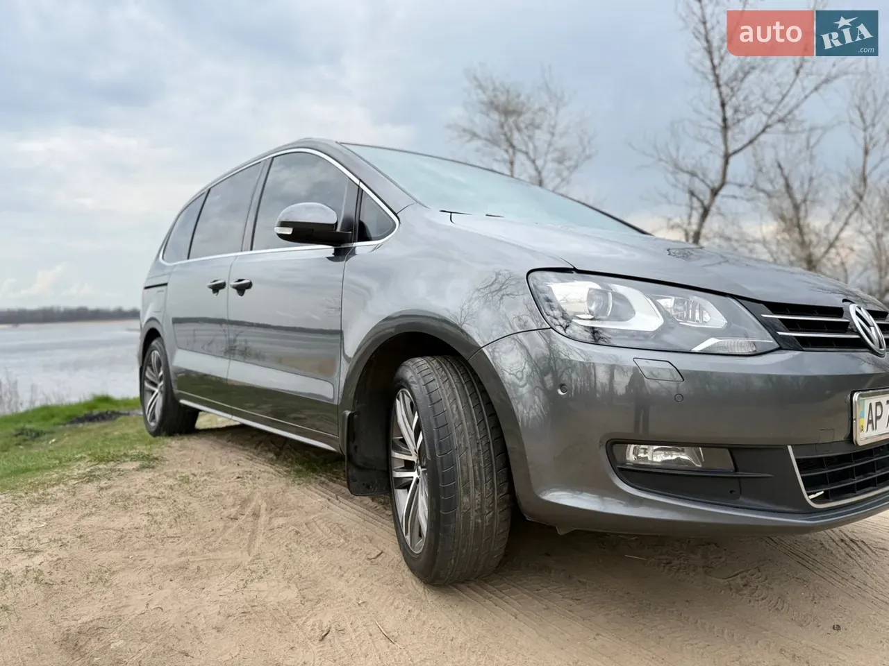 Volkswagen Sharan 2012 photo 2