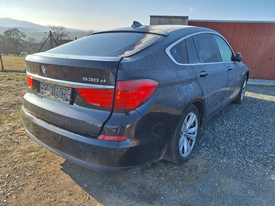 BMW 5 Series photo 2