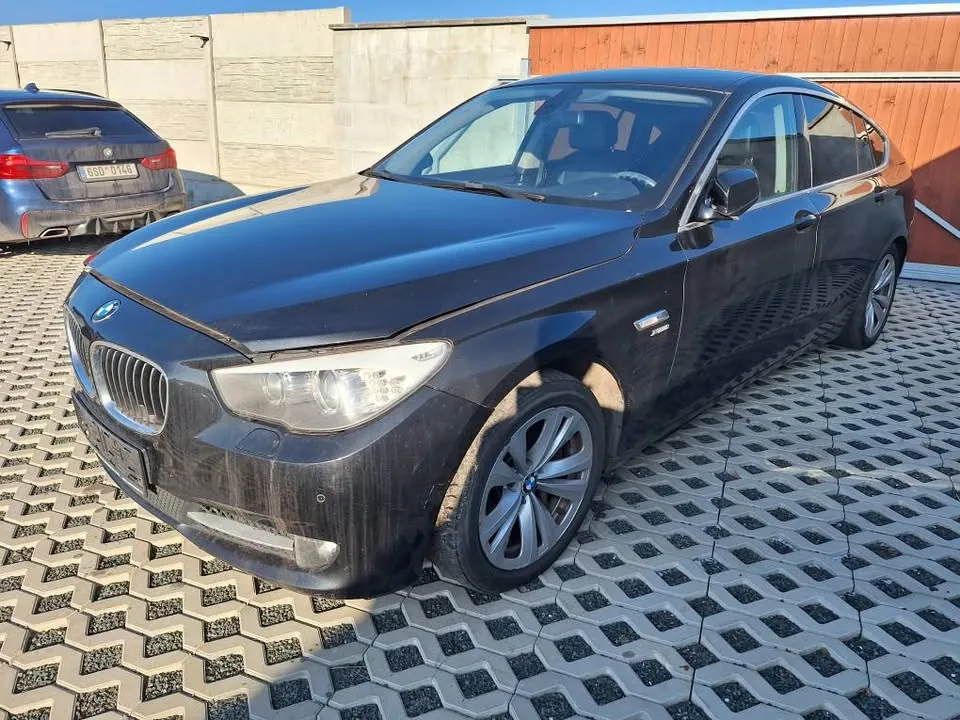 BMW 5 Series photo 3