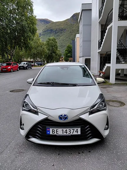 Toyota Yaris 2017 photo 2