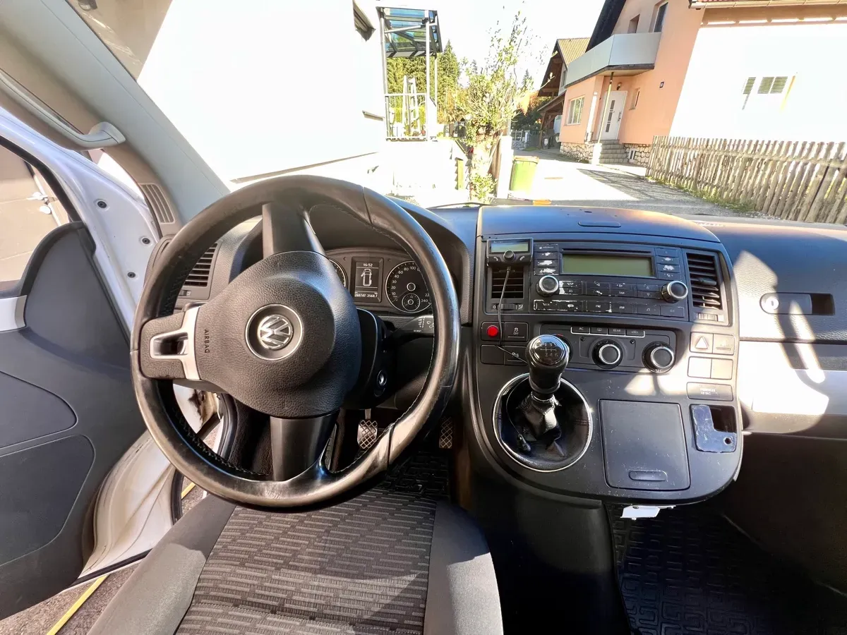 Volkswagen T5 2011 photo 2