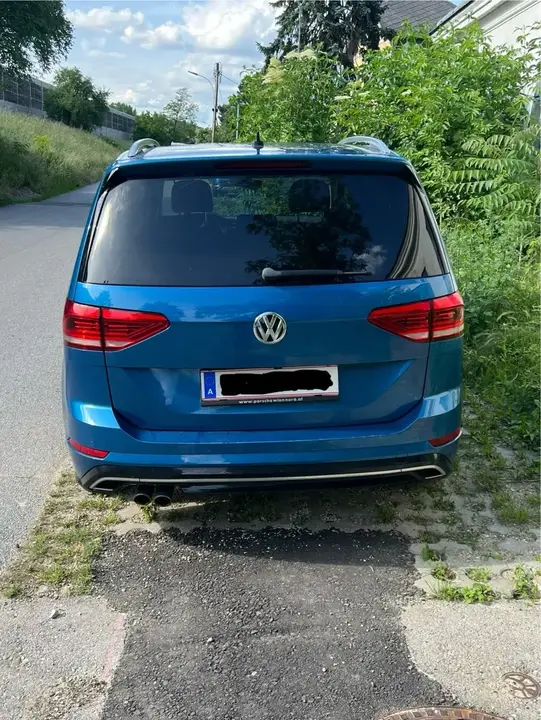 Volkswagen Touran 2017 photo 2