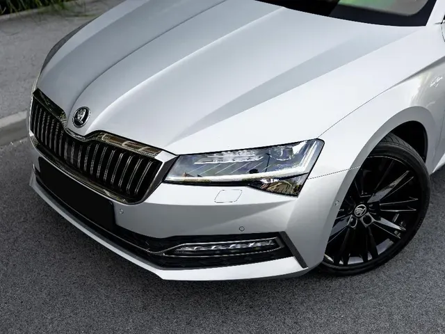 Skoda Superb Combi 2023 photo 2