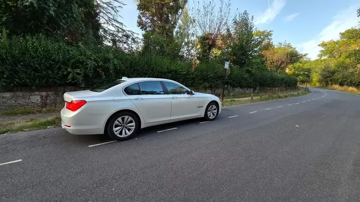 BMW 7 Series 2011 photo 2