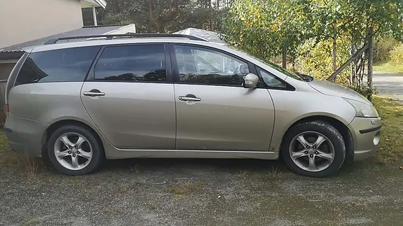 Mitsubishi Grandis 2007 photo 2