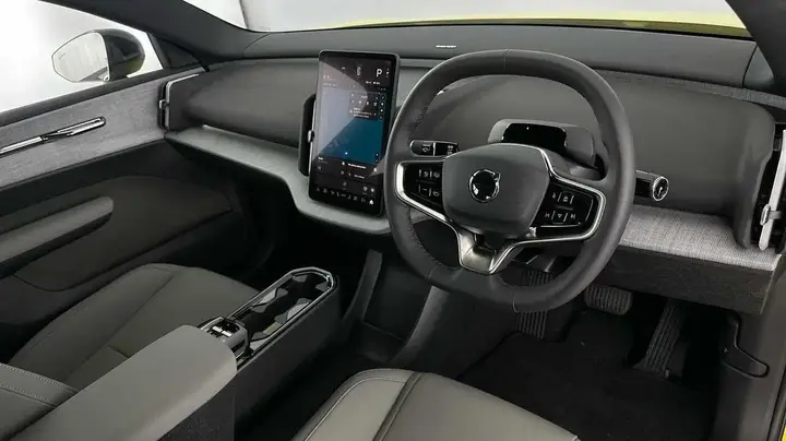 Volvo Ex30 2025 photo 2