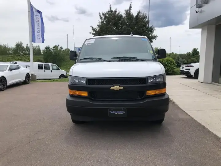 Chevrolet Express 2024 photo 2