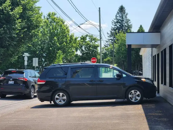 Toyota Sienna 2014 photo 2