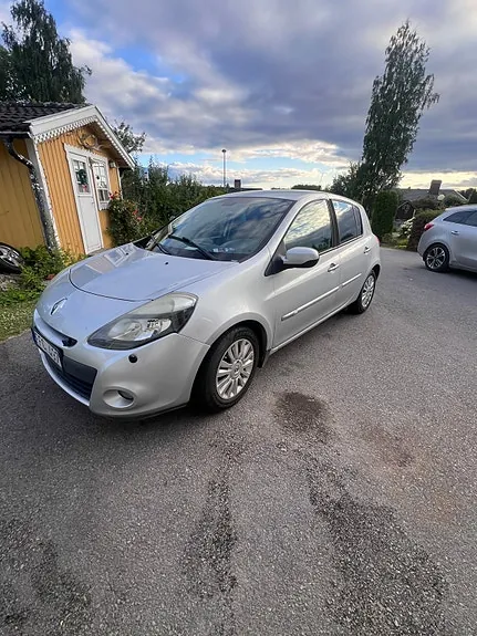 Renault Clio 2010 photo 2