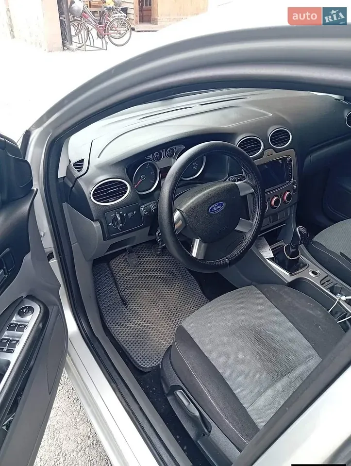 Ford Focus 2010 photo 3