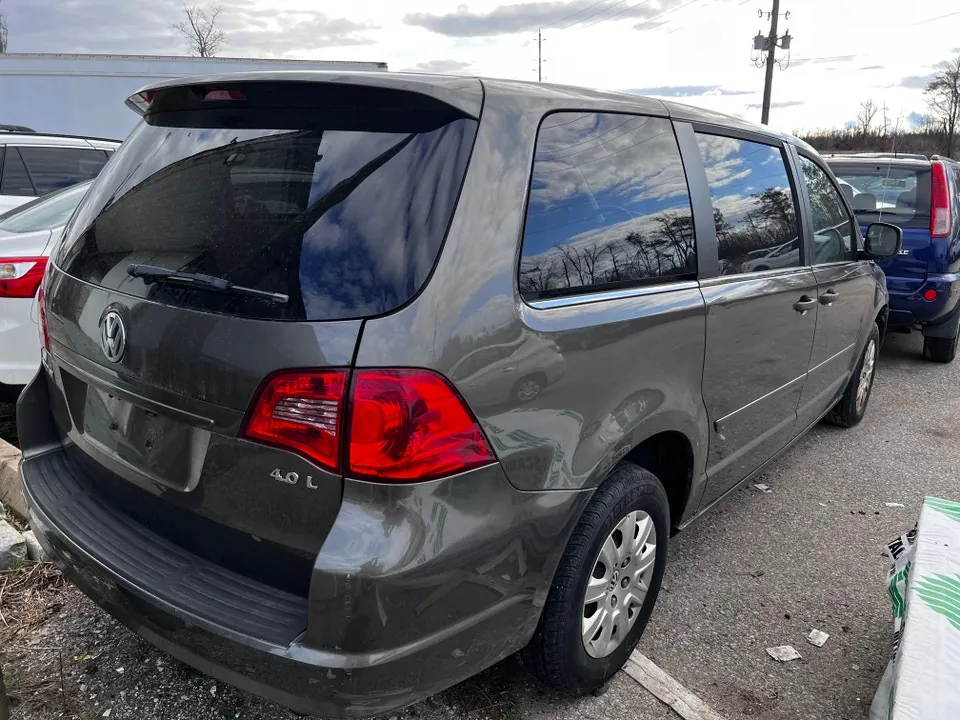 Volkswagen Routan 2010 photo 4