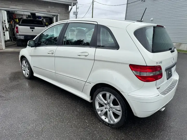 Mercedes-Benz B-Class 2011 photo 2