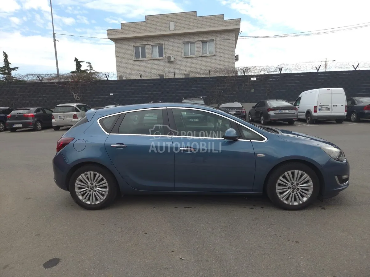 Opel Astra J 2013 photo 3