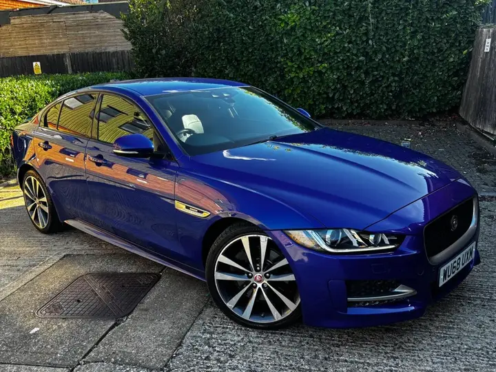Jaguar Xe 2018 photo 4