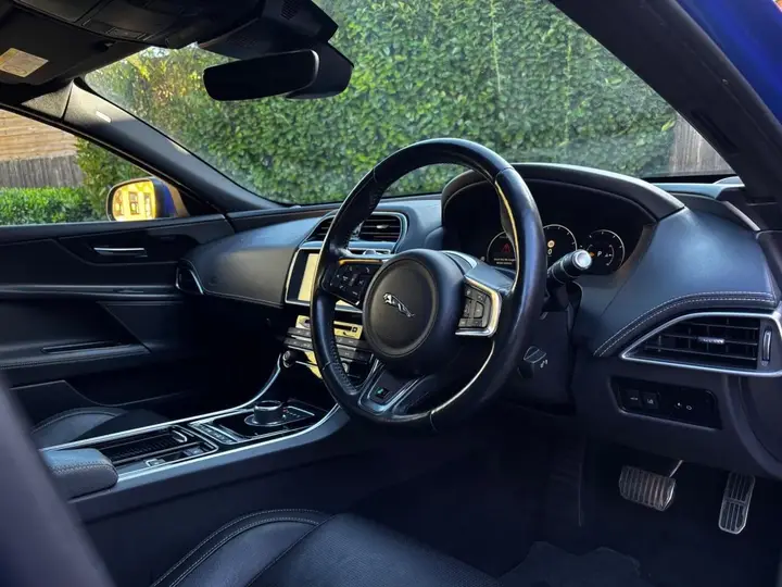 Jaguar Xe 2018 photo 3