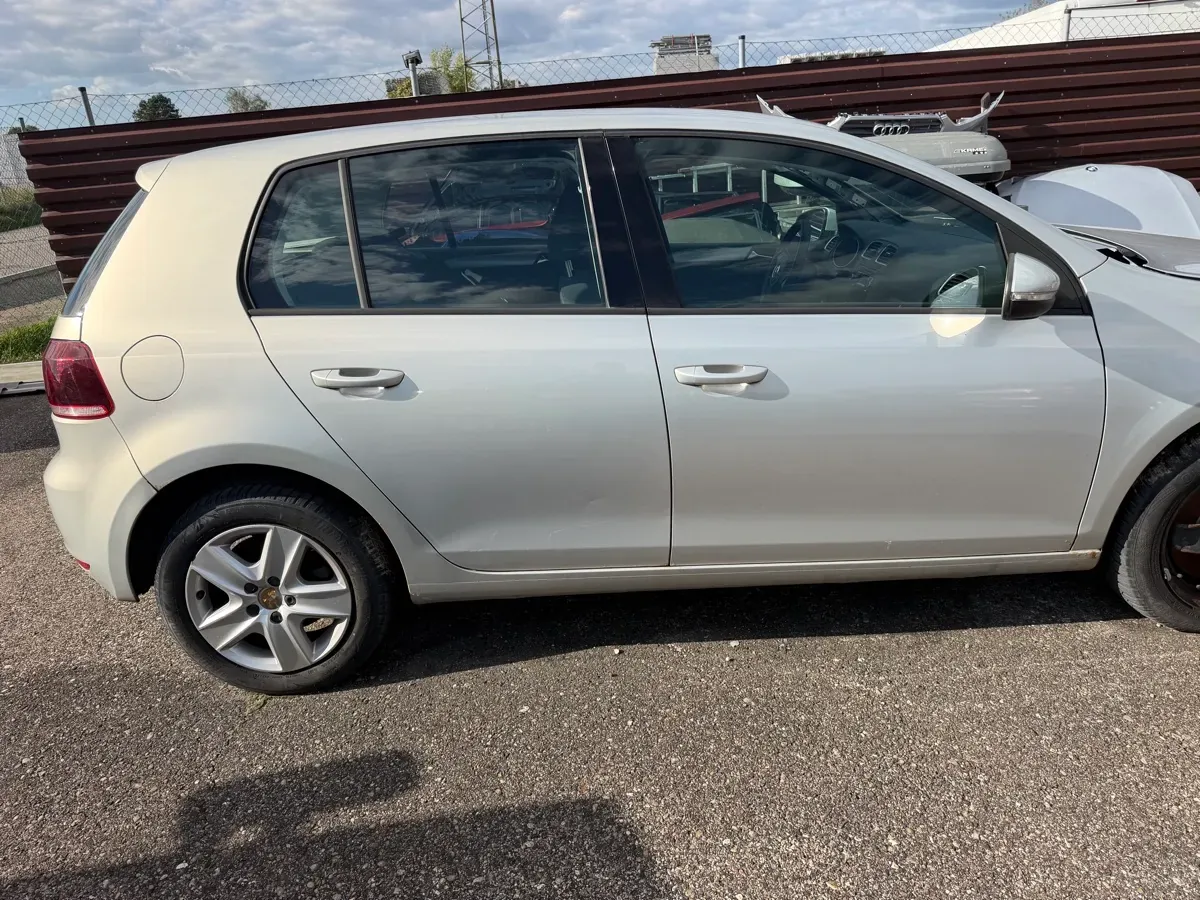 Volkswagen Golf 2010 photo 3