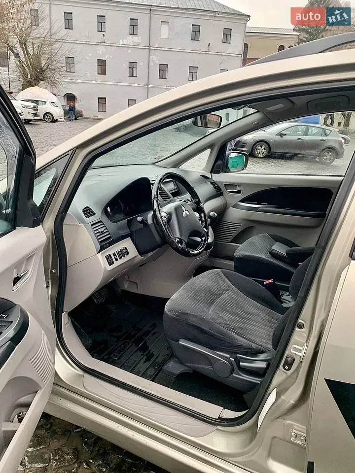 Mitsubishi Grandis 2006 photo 5
