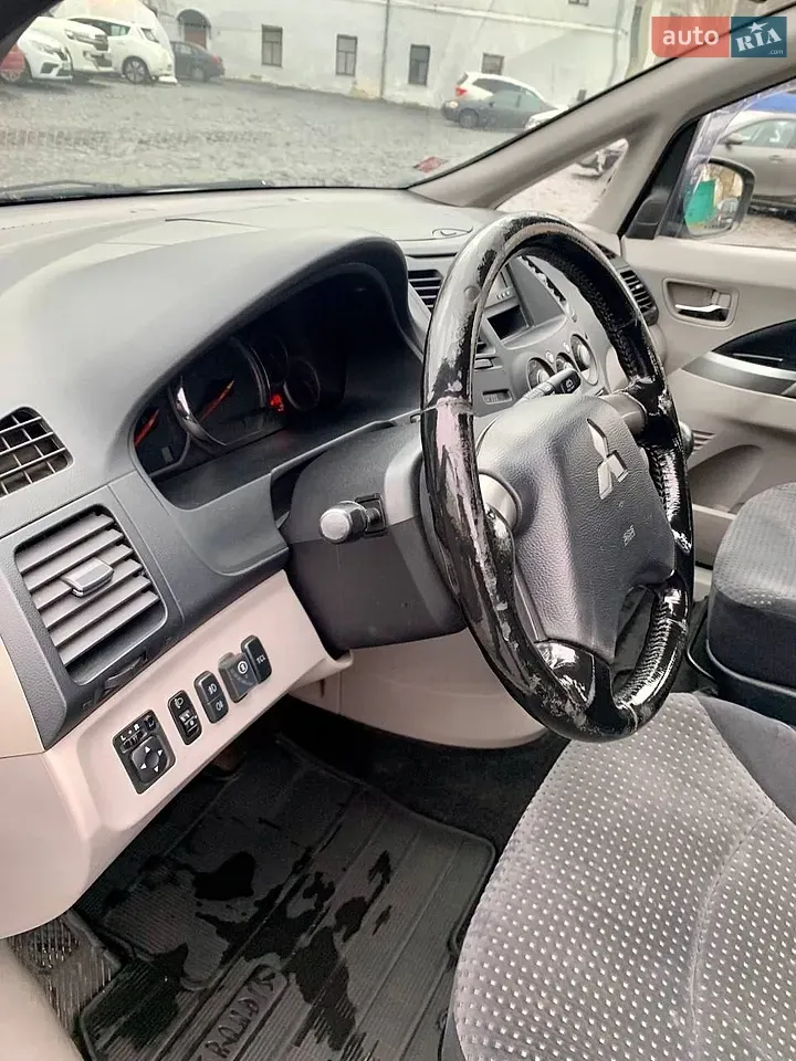 Mitsubishi Grandis 2006 photo 3