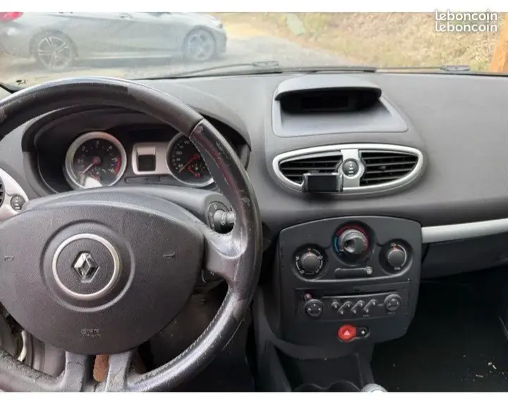 Renault Clio 2006 photo 2