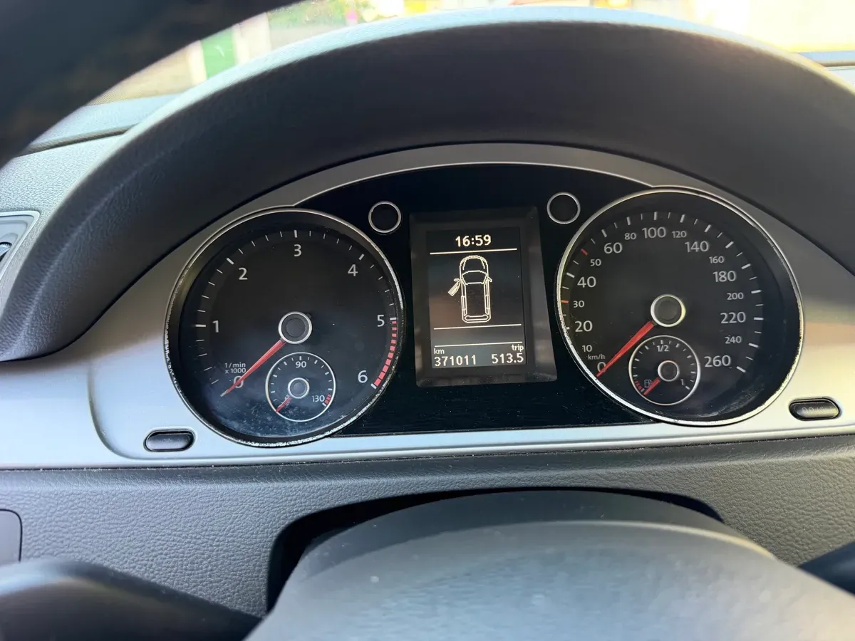 Volkswagen Passat 2011 photo 2