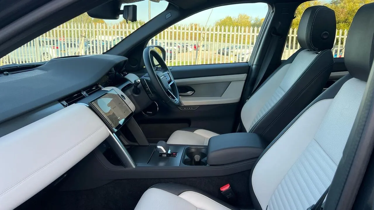 Land Rover Discovery Sport 2025 photo 3