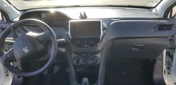 Peugeot 208 2016 photo 3