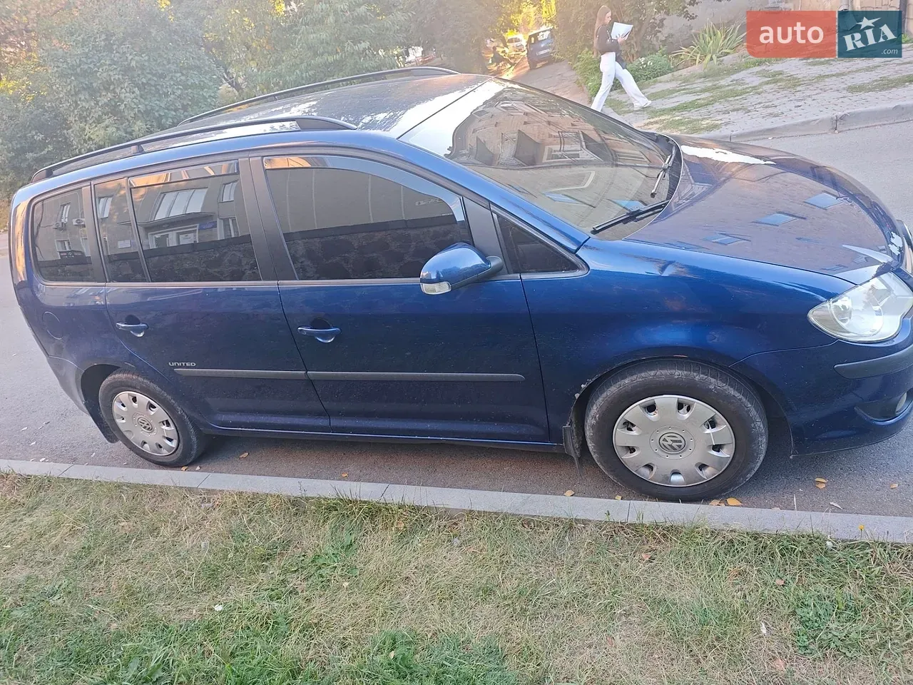 Volkswagen Touran 2008 photo 2