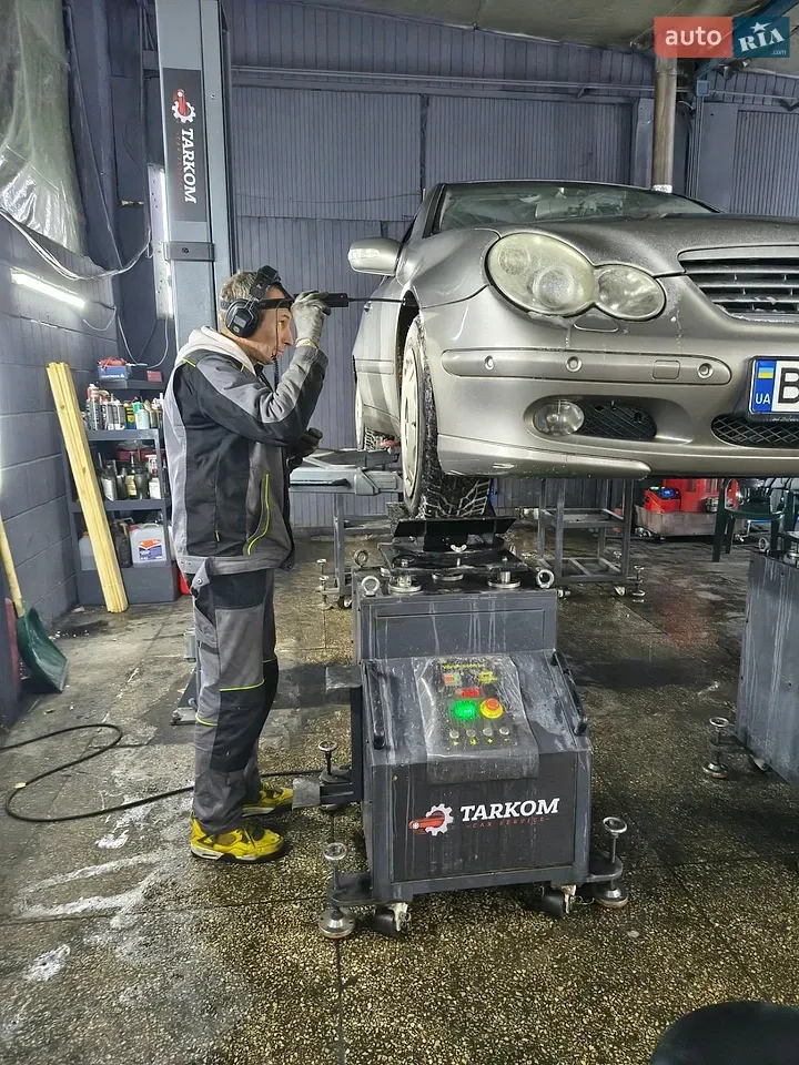 Mercedes-Benz C-Class 2003 photo 3