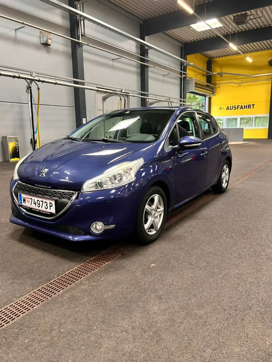 Peugeot 208 2013 photo 2