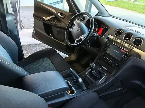 Ford S-Max 2012 photo 2