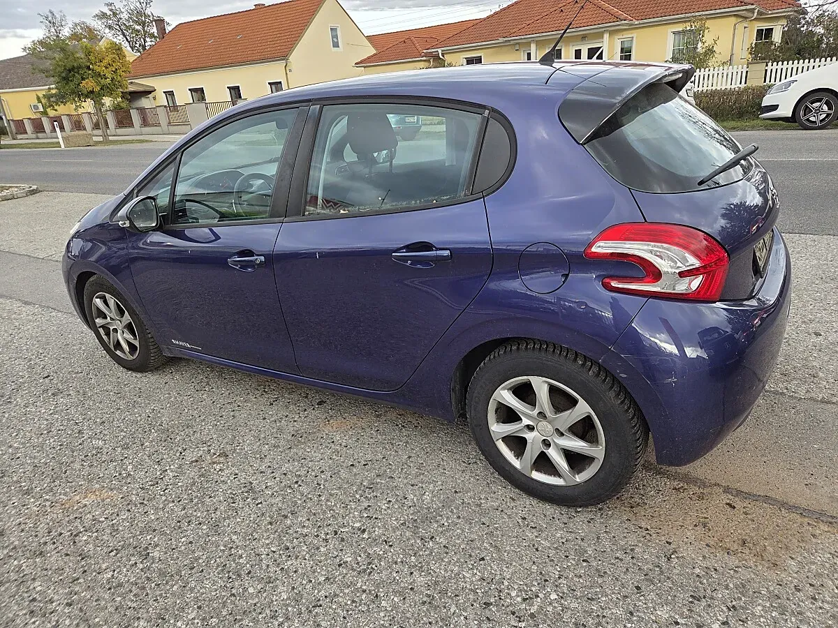Peugeot 208 2012 photo 3