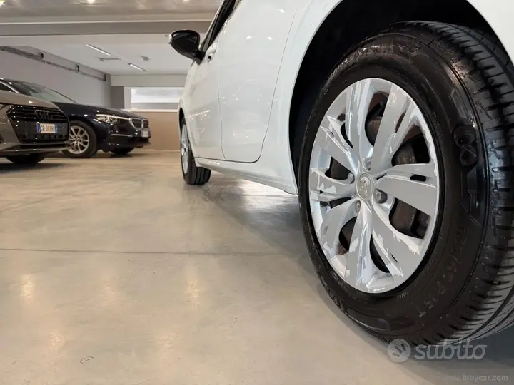 Peugeot 208 2015 photo 5