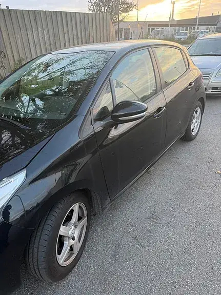 Peugeot 208 2015 photo 3