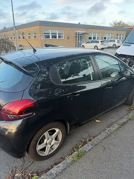 Peugeot 208 2015 photo 2