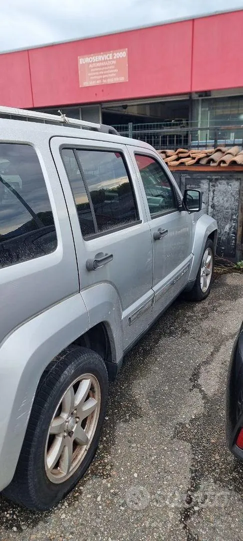 Jeep Cherokee 2011 photo 2
