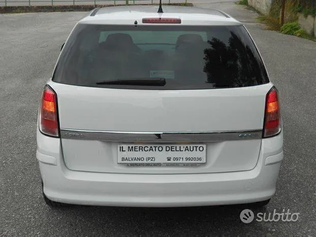 Opel Astra 2010 photo 2